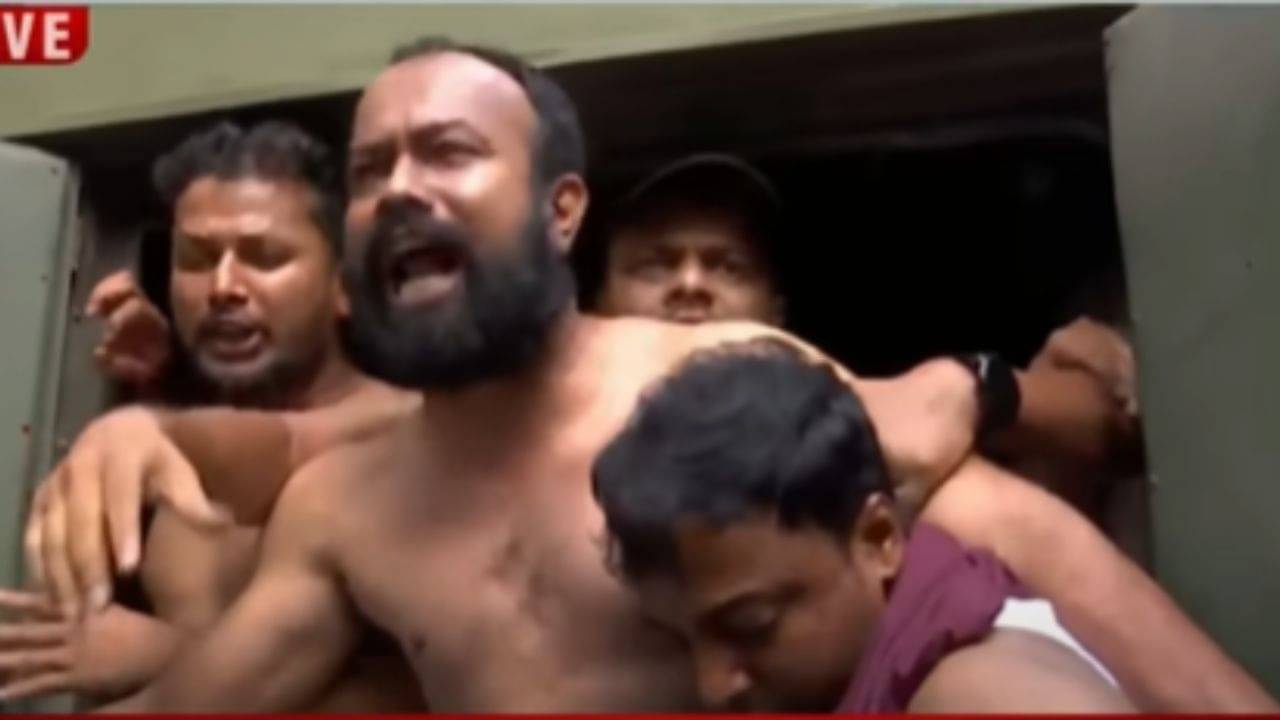 LIVE : SSC Protest : বিকাশ ভবনের সামনে চাকরিহারাদের অর্ধনগ্ন প্রতিবাদ, চ্যাংদোলা করে প্রিজন ভ্যানে তুলল পুলিশ