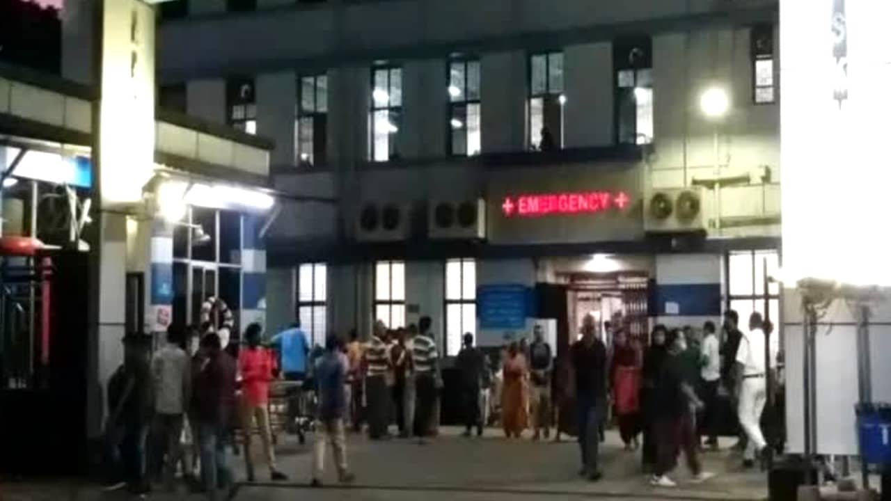 SSKM: রোগী মৃত্যুতে তুলকালাম কাণ্ড! আতঙ্কে রাতের SSKM-এ বন্ধ এমারজেন্সির গেট