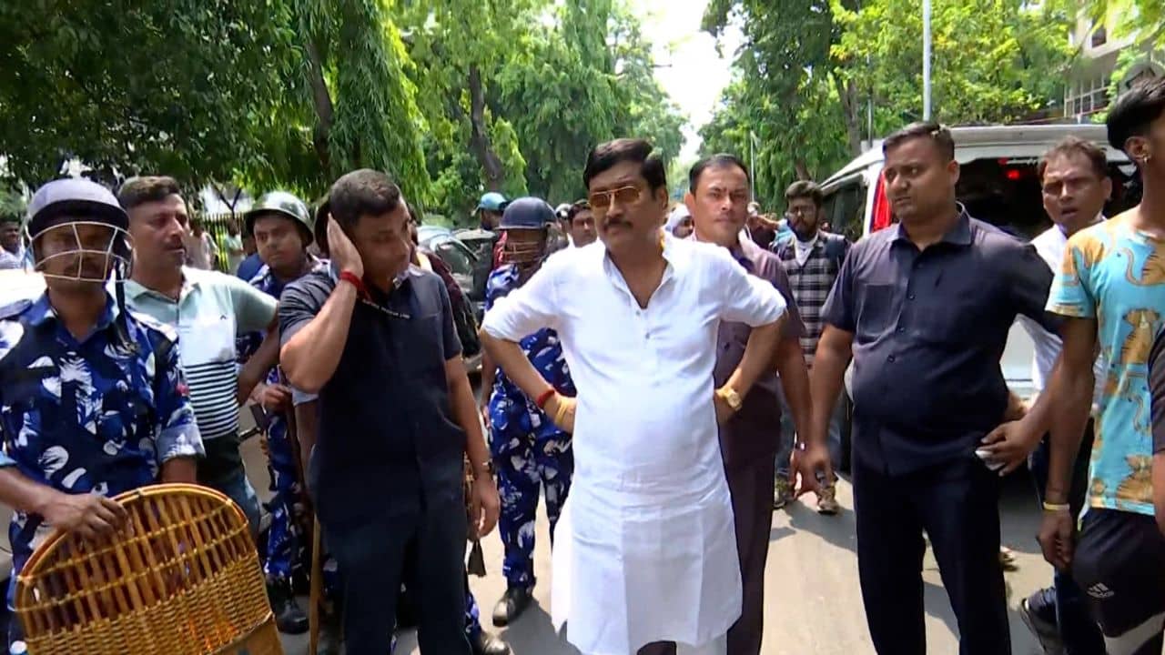 Sabyasachi Dutta: শো শো এখানে.. আমিও শোব তোর সঙ্গে..., আন্দোলনকারীকে শোয়ানোর চেষ্টা সব্যসাচীর, ক্যামেরাবন্দি সে কীর্তি