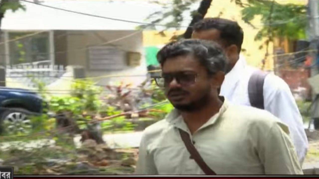 Bikash Bhavan: এই ভাবে আন্দোলন দমানো যাবে না, থানায় হাজিরা দিয়েও বললেন চাকরিহারা শিক্ষক ইন্দ্রজিৎ