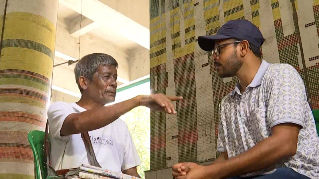 Sacked Teacher:  আমার মন কাঁদছে... চাকরিহারা শিক্ষকদের হাতে একদিনের আয় তুলে দিতে এলেন পেপার বিক্রেতা