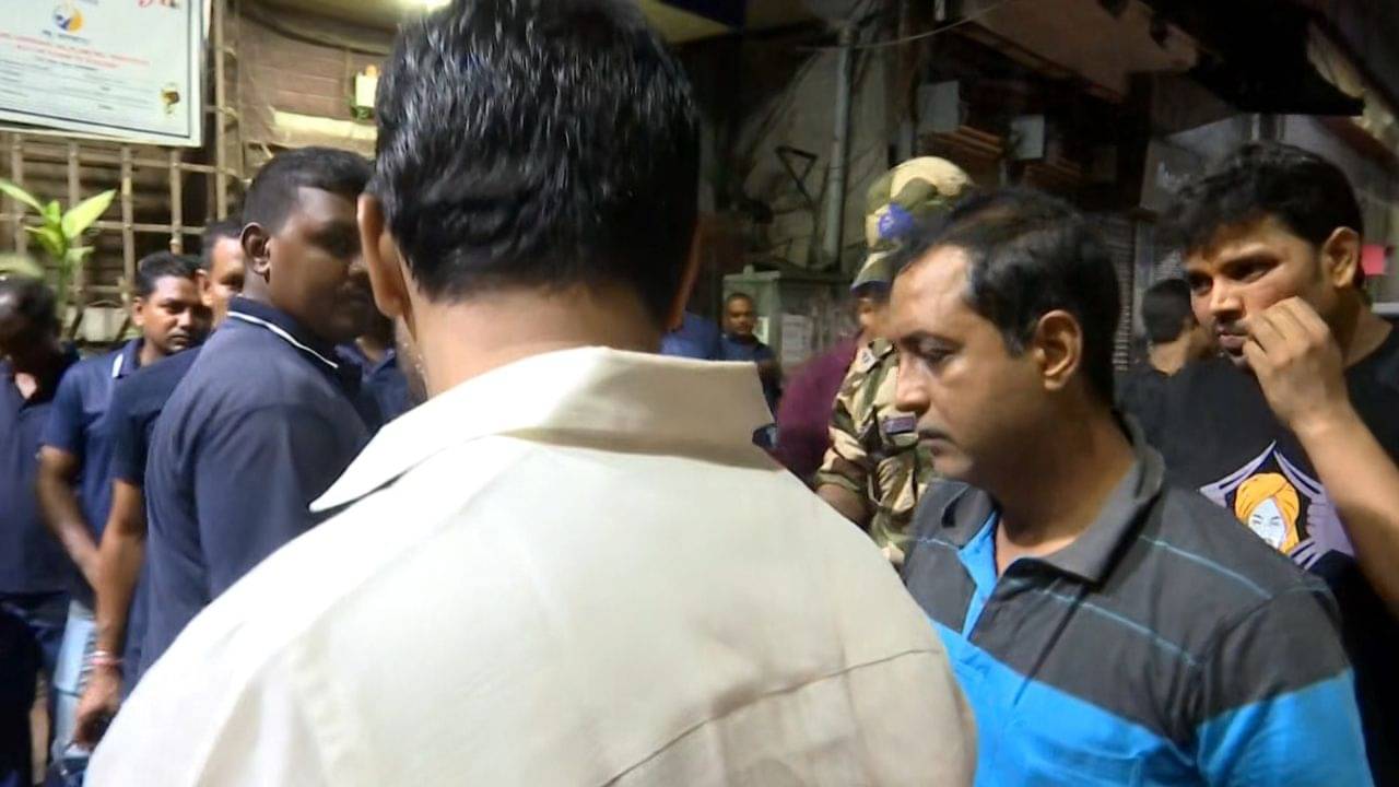 Sajal Ghosh: অকারণে বিজেপি নেতাকে আটক, সজলের নেতৃত্বে বড়বাজার থানা ঘেরাও