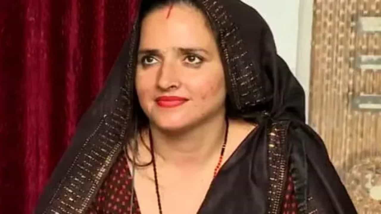 Seema Haider: পাকিস্তানি সীমা হায়দার এখনও ভারতে, তাঁর বাড়িতে জোর করে ঢুকল এক ব্যক্তি, সোজা চেপে ধরল গলা! তারপর... Seema Haider: পাকিস্তানি সীমা হায়দার এখনও ভারতে, তাঁর বাড়িতে জোর করে ঢুকল এক ব্যক্তি, সোজা চেপে ধরল গলা! তারপর...