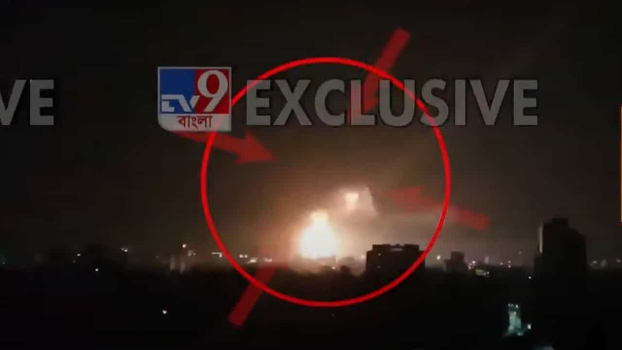 Indian Army Attacks: সিয়ালকোটে ভারতীয় সেনা কী অবস্থা করল দেখুন, কাঁপুনি করাচি থেকে ইসলামাবাদেও Indian Army Attacks: সিয়ালকোটে ভারতীয় সেনা কী অবস্থা করল দেখুন, কাঁপুনি করাচি থেকে ইসলামাবাদেও