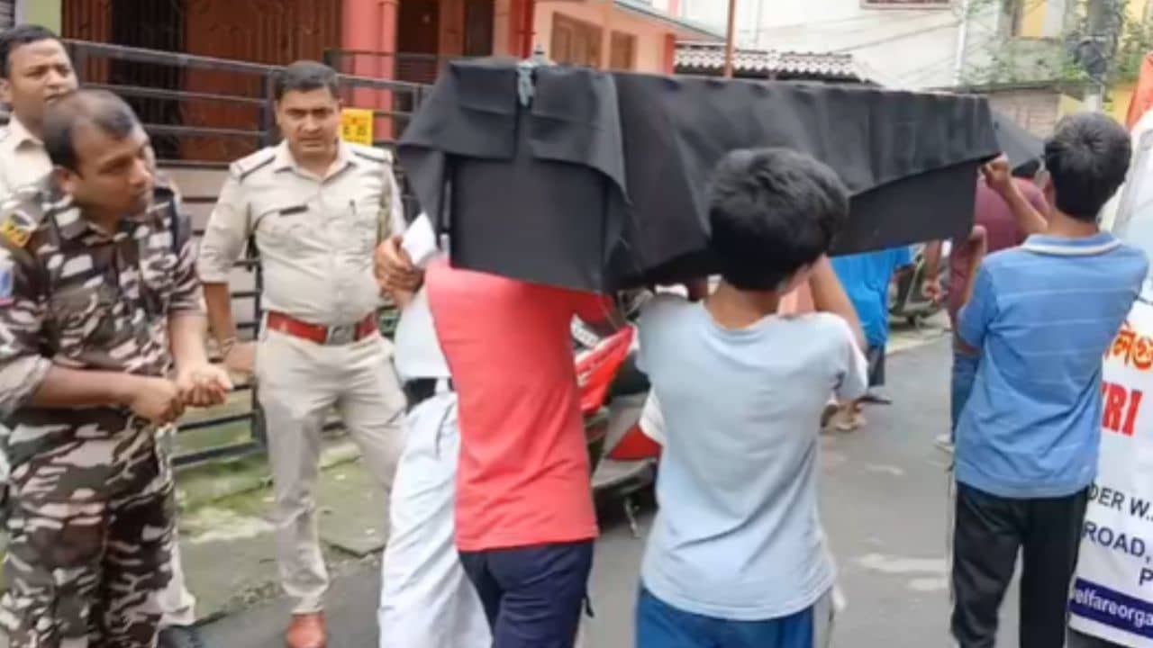 Siliguri: বাড়ির সামনে কফিন, হাউহাউ করে কাঁদছে বাচ্চারা, কিছু বুঝতেই পারছেন না শহরবাসী