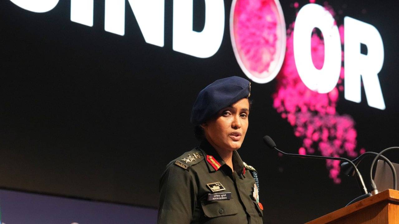 Colonel Sofiya Qureshi: ঝাঁসির রানির সঙ্গে লড়েছিলেন ঠাকুমার মা, কর্নেল সোফিয়া কুরেশির রক্তে বইছে দেশপ্রেম, একটা কথা শুনেই সিদ্ধান্ত নিয়েছিলেন সেনায় যোগ দেবেন