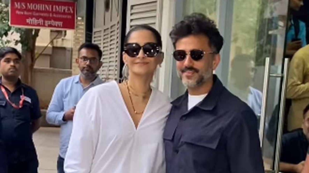 স্বামীকে নিয়ে হাসপাতালে সোনম, ফের মা হচ্ছেন?