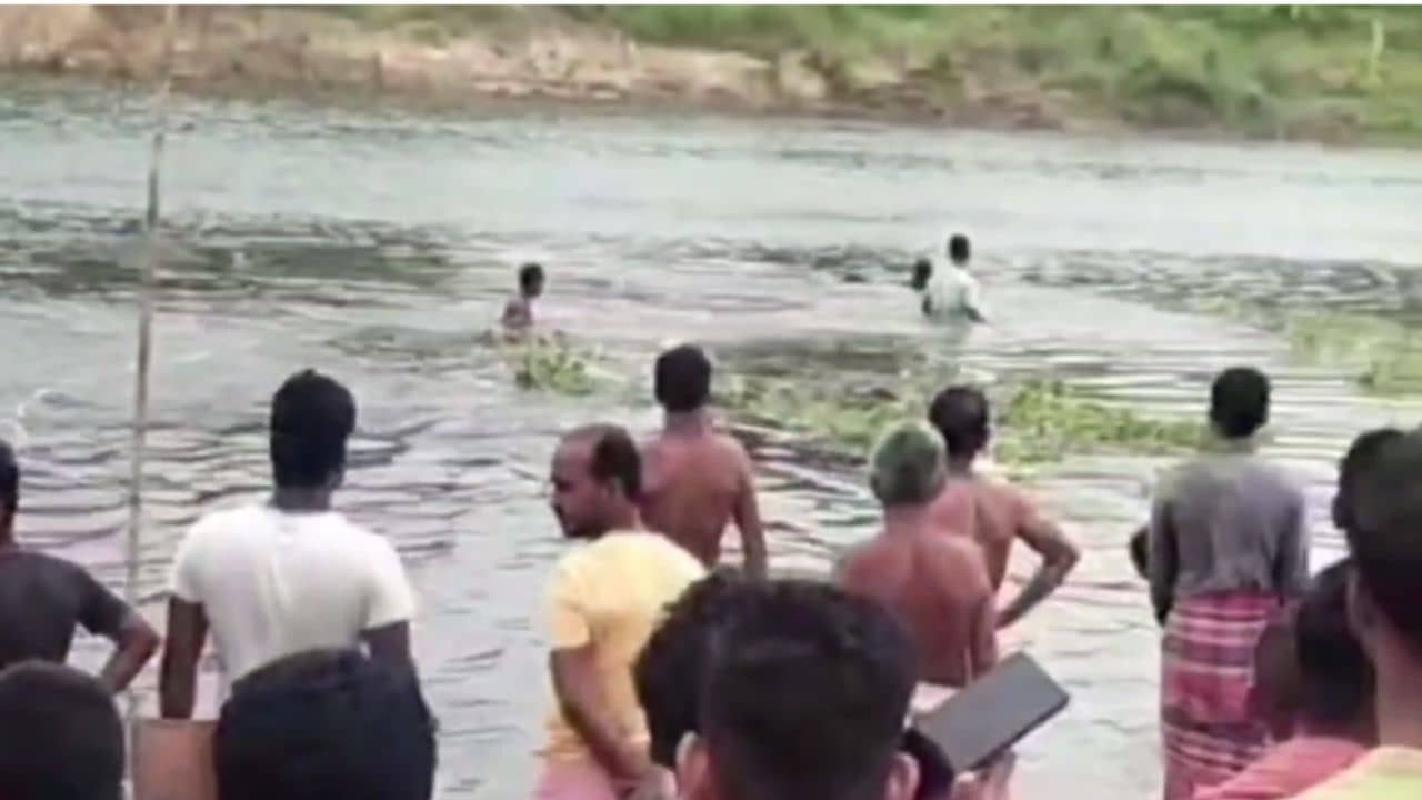 Balurghat: খেলার ছলে বানিয়েছিল কাগজে কালী প্রতিমা, পুজো করে সেটির বিসর্জন দিতে গিয়ে সব শেষ