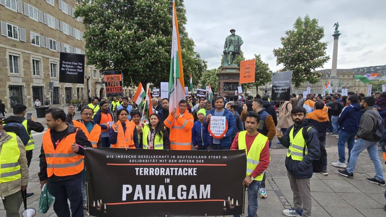 Indian Community in Stuttgart: বিদেশের মাটিতেও পহেলগাঁওয়ের জঙ্গি হামলার নিন্দা, স্টুটগার্টে শতকণ্ঠে হনুমান চালিসা পাঠ ভারতীয়দের