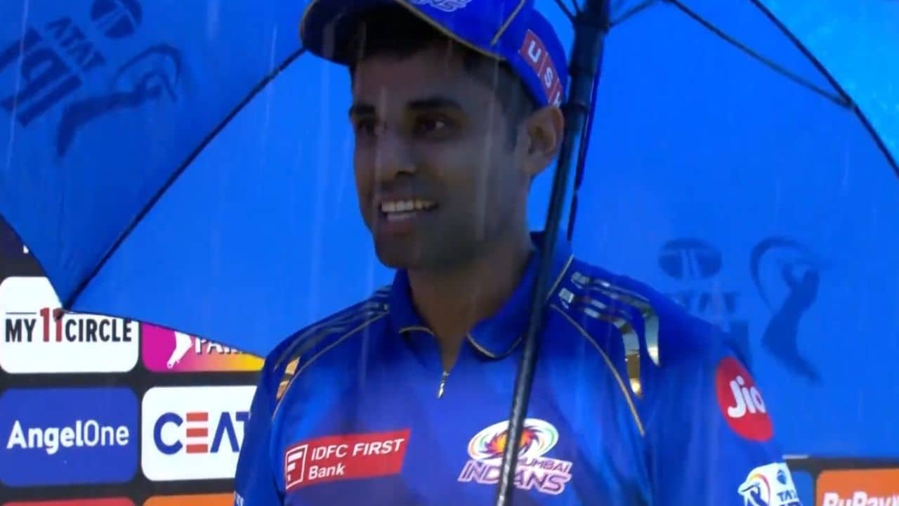 Suryakumar Yadav: ছাতার নীচে আকাশ! ম্যাচের সেরার সঙ্গে মনও জিতলেন স্কাই...