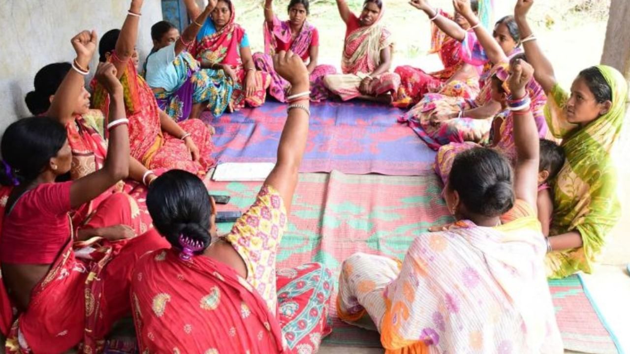 Women of Bengal: ‘নো ডিউ’, ঋণ মিটিয়ে গোটা দেশকে স্বনির্ভরতার পাঠে এক নম্বরে বাংলার মেয়েরা Women of Bengal: ‘নো ডিউ’, ঋণ মিটিয়ে গোটা দেশকে স্বনির্ভরতার পাঠে এক নম্বরে বাংলার মেয়েরা