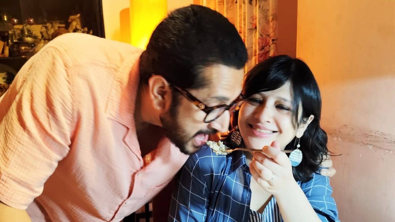 সন্তান আসার আগে জমিয়ে খাওয়াদাওয়া পরমব্রত-পিয়ার