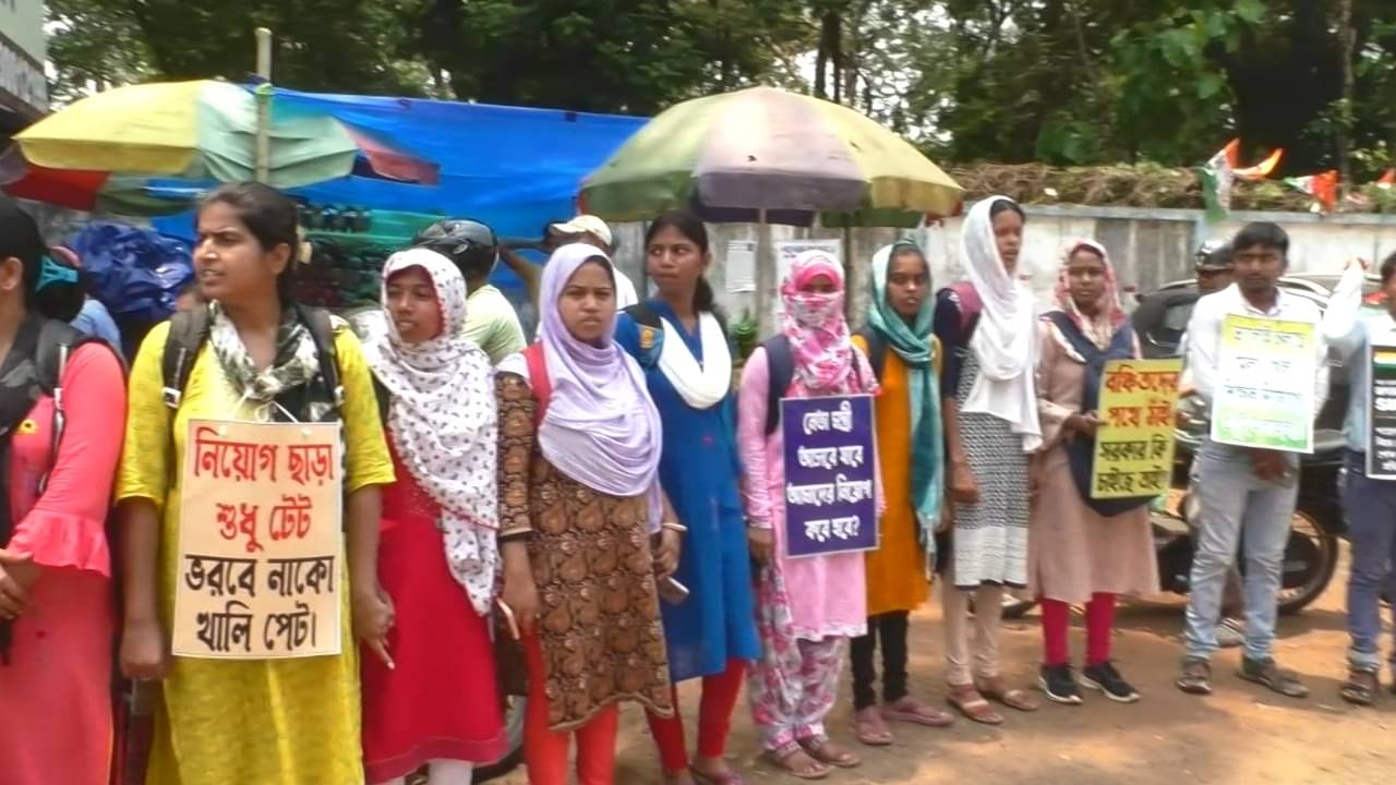 TET Exam: তিন বছর কাটলেও এখনও মেলেনি নিয়োগপত্র, রাস্তায় ২০২২ সালের টেট উত্তীর্ণরা