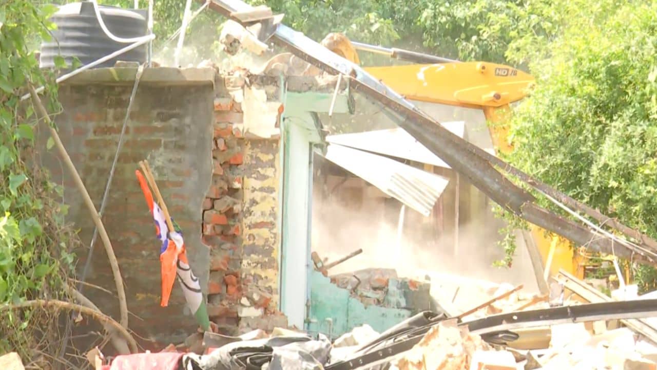 Malda: বুলডোজার দিয়ে গুঁড়িয়ে দেওয়া হল বহিষ্কৃত তৃণমূল নেতার কার্যালয়