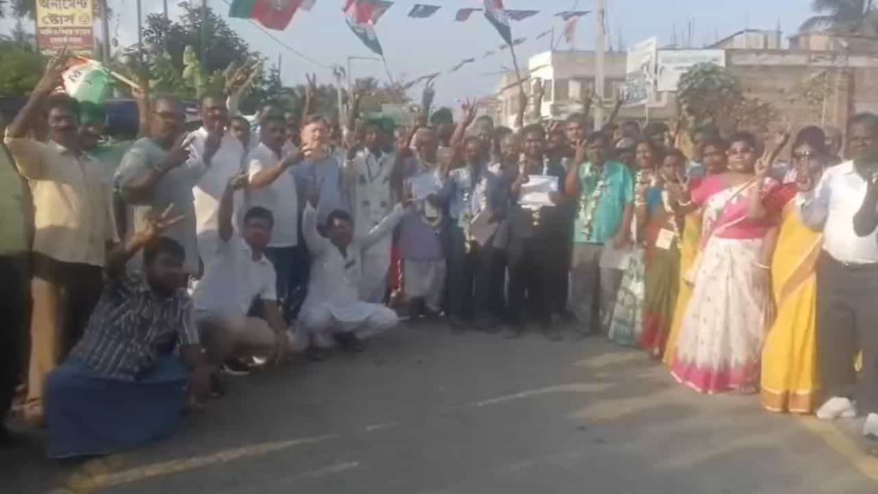 Haldia: বিজেপির শক্তি ঘাঁটিতে উড়ল সবুজ আবির, খাতা খুলতে পারল না বিরোধীরা Haldia: বিজেপির শক্তি ঘাঁটিতে উড়ল সবুজ আবির, খাতা খুলতে পারল না বিরোধীরা