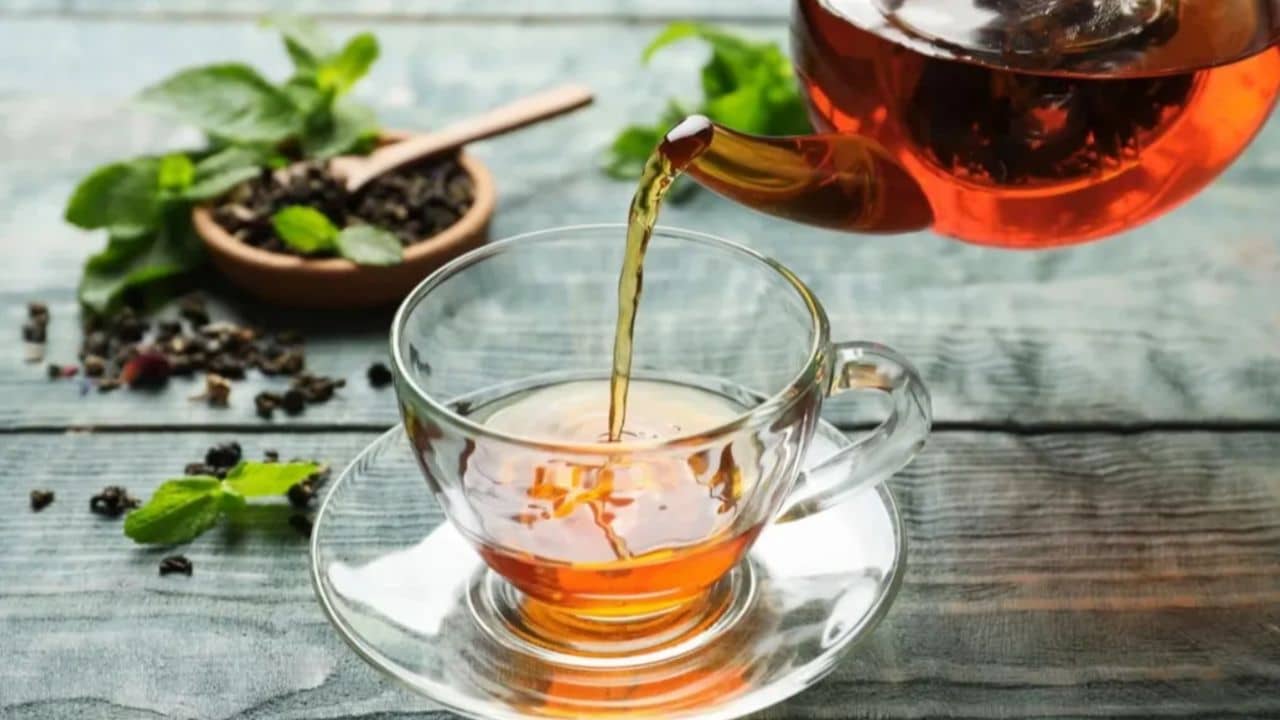 চা তৈরির পর চা পাতা ফেলে দিচ্ছেন? এর অন্য ব্যবহার জানলে অবাক হয়ে যাবেন