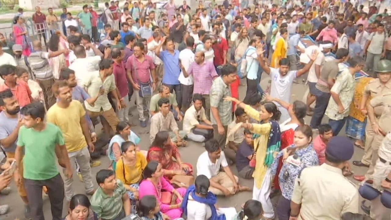 Teachers Protest: মার খেয়েও কাঠগড়ায় শিক্ষকরাই! আন্দোলনকারীদের বিরুদ্ধে মামলা পুলিশের