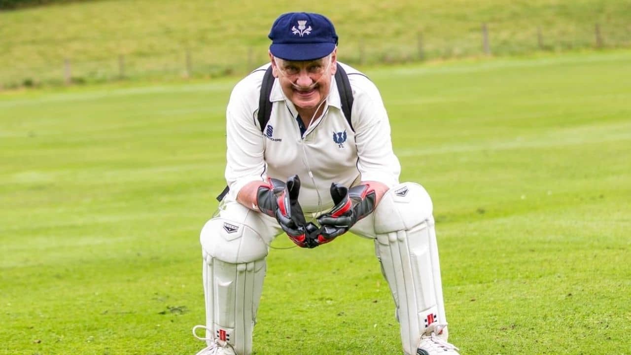 Watch Video: পিঠে অক্সিজেন সিলিন্ডার, বাইশ গজে ৮৩-র যুবক! উইকেটকিপিংয়ের ভিডিয়ো ভাইরাল