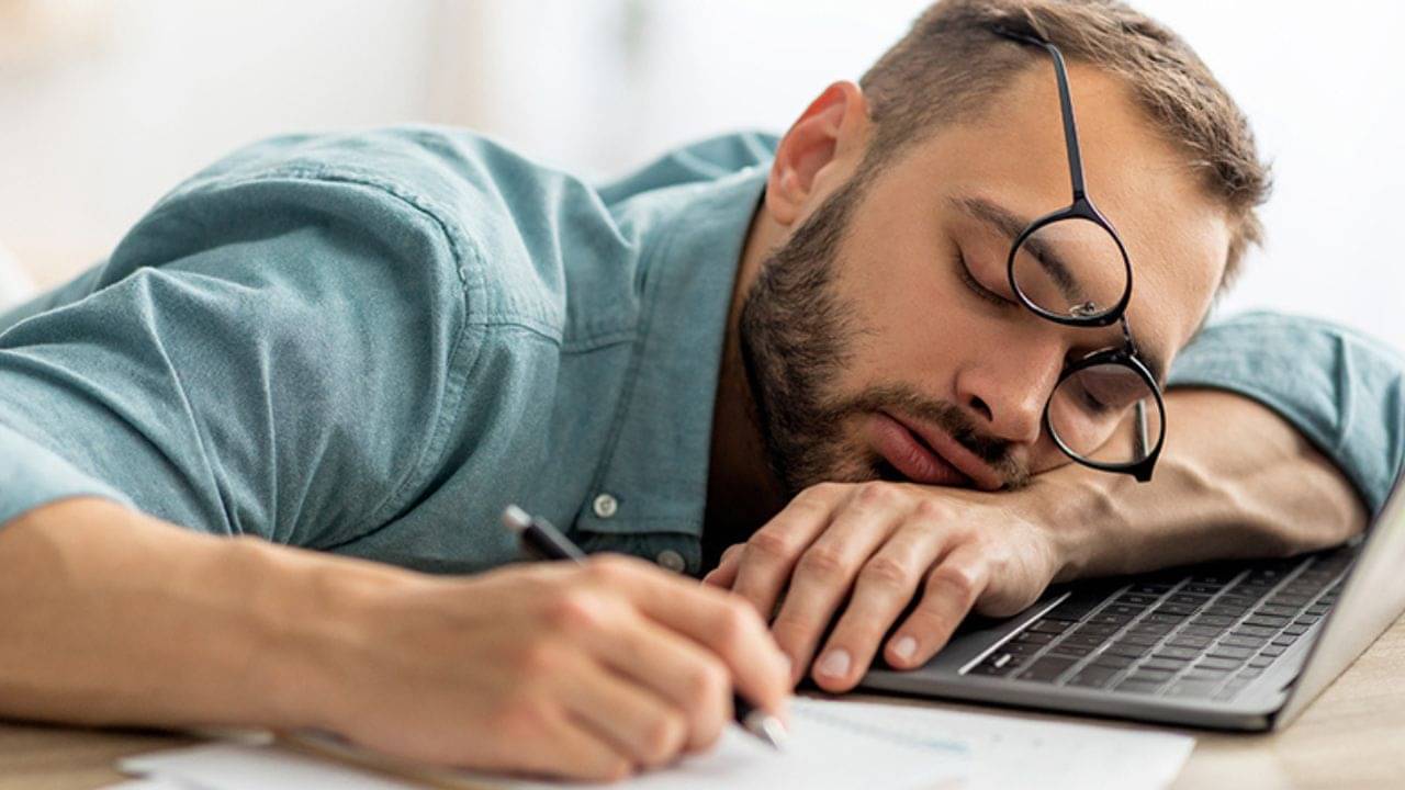 অল্পেই ক্লান্ত হয়ে পড়ছেন? থাইরয়েড কিনা বুঝবেন কী ভাবে?