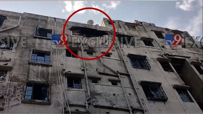 টিটাগড়ে আবাসনের ফাঁকা ফ্ল্যাটে ভয়ঙ্কর বিস্ফোরণ, উড়ল দেওয়াল! টিটাগড়ে আবাসনের ফাঁকা ফ্ল্যাটে ভয়ঙ্কর বিস্ফোরণ, উড়ল দেওয়াল!