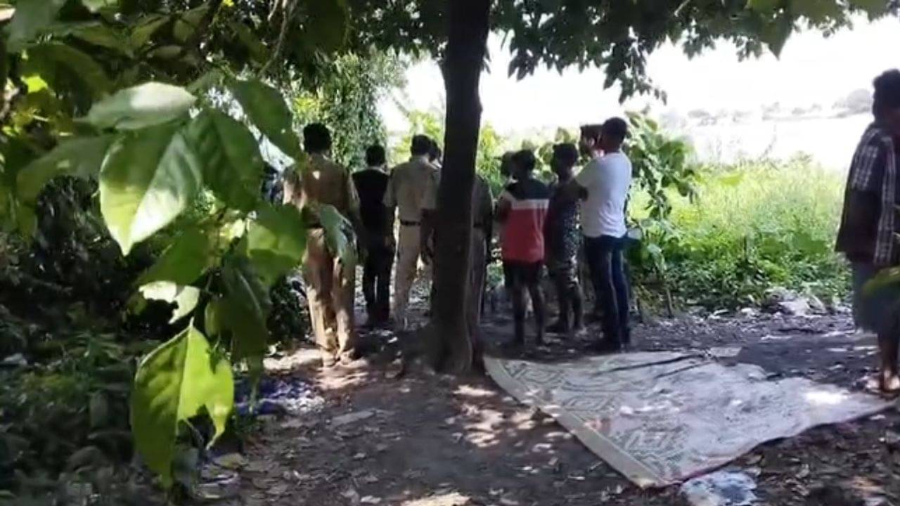 Hooghly: পুকুর থেকে উদ্ধার হয় ৩ বছরের নাতনির নিথর শরীর, সৎকার্যও সম্পন্ন! ঠাকুমার সন্দেহে কবর থেকে তোলা হল দেহ