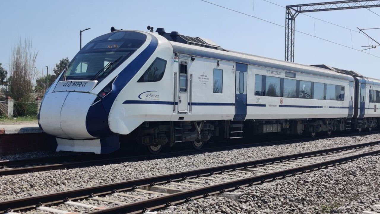 Vande Bharat Express: প্রিমিয়াম ট্রেন বন্দে ভারত এক্সপ্রেসে তো চড়ছেন, প্রতি বছর এই ট্রেন থেকে কত টাকা আয় হয় রেলের জানেন? Vande Bharat Express: প্রিমিয়াম ট্রেন বন্দে ভারত এক্সপ্রেসে তো চড়ছেন, প্রতি বছর এই ট্রেন থেকে কত টাকা আয় হয় রেলের জানেন?