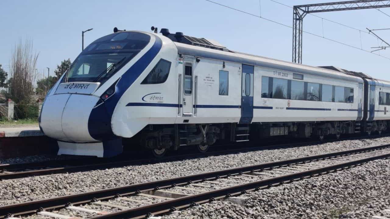Vande Bharat Express: প্রিমিয়াম ট্রেন বন্দে ভারত এক্সপ্রেসে তো চড়ছেন, প্রতি বছর এই ট্রেন থেকে কত টাকা আয় হয় রেলের জানেন? Vande Bharat Express: প্রিমিয়াম ট্রেন বন্দে ভারত এক্সপ্রেসে তো চড়ছেন, প্রতি বছর এই ট্রেন থেকে কত টাকা আয় হয় রেলের জানেন?