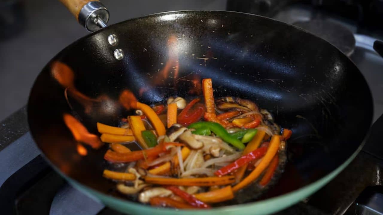 সবজি ভাজার সময় এই ভুল করছেন না তো?