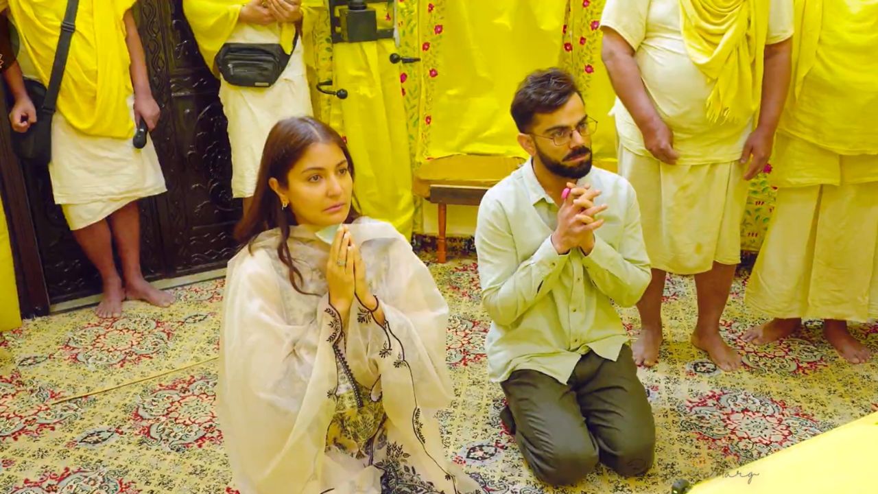 টেস্ট ক্রিকেটে বিরাটের দাপট ক্রিকেট প্রেমীদের মনে গাঁথা রয়েছে। গত বছর টি-২০ বিশ্বকাপ জেতার পর বিরাট ও রোহিত টি-২০ ফর্ম্যাট থেকে অবসর নিয়েছিলেন। এ বার টেস্ট থেকেও দু’জন অবসর ঘোষণা করেছেন। এ বার বিরাটের সামনে নতুন জীবন। কেমন কাটবে তা, তারই সন্ধানে প্রেমানন্দ মহারাজজির কাছে গিয়েছিলেন বিরাট। মন দিয়ে বিরুষ্কাকে মহারাজজির কথা শুনতে দেখা গিয়েছে। (ছবি- Bhajan Marg X)