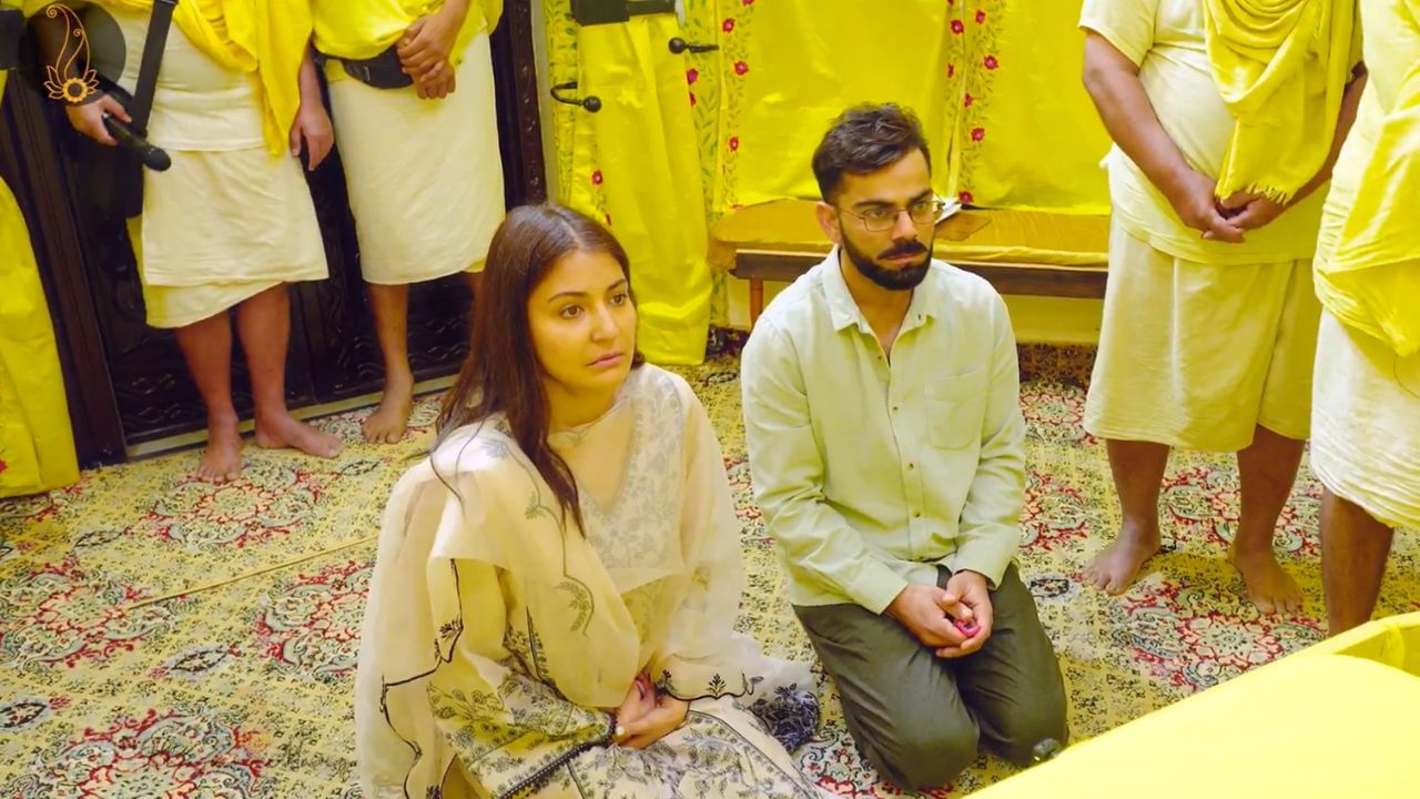 ১২ মে দিনটা ভারতীয় ক্রিকেট প্রেমীদের কাছে বেশ কষ্টের। কারণ, সোমবার টেস্ট ক্রিকেটকে বিদায় জানিয়েছেন কিং কোহলি। ইন্সটাগ্রামে কোহলি টেস্ট থেকে অবসরের কথা ঘোষণা করেছিলেন। (ছবি-  Bhajan Marg X)
