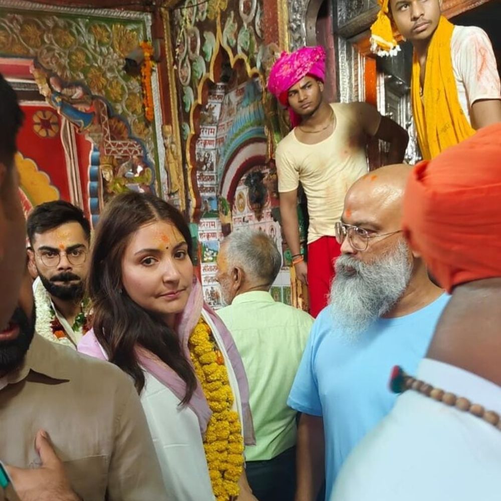 এ বার আইপিএলের প্লে অফের আগে বিরাট কোহলি ও অনুষ্কা শর্মা পৌঁছে গেলেন অযোধ্যায়। সেখানে তাঁরা রাম মন্দির ও হনুমান গড়ি মন্দিরে পুজো দিয়েছেন।