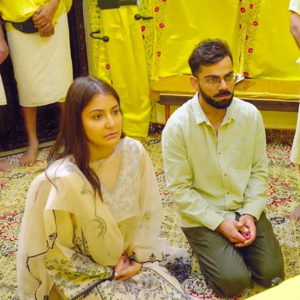 টেস্ট ক্রিকেট থেকে অবসর নেওয়ার পর বিরাট কোহলি পৌঁছে গিয়েছিলেন বৃন্দাবনে। সঙ্গে ছিলেন অনুষ্কা শর্মা। বিরুষ্কা জুটি পৌঁছে গিয়েছিলেন প্রেমানন্দ মহারাজের আশ্রমে।