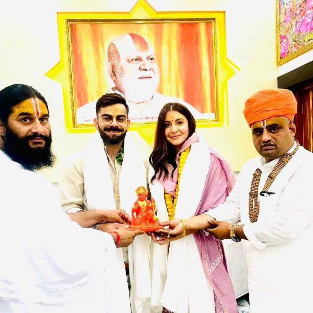 সোশ্যাল মিডিয়ায় ছড়িয়ে পড়েছে বিরাট কোহলি ও অনুষ্কা শর্মার রাম মন্দির ও হনুমান গড়ি মন্দিরে পুজো দেওয়ার ছবি ও ভিডিয়ো। তেমনই এক ভিডিয়োতে দেখা যায়, বিরাট ও অনুষ্কার পুজো দেওয়া হলে সেখানকার পুরোহিত তাঁদের গলায় মালা পরিয়ে দেন।