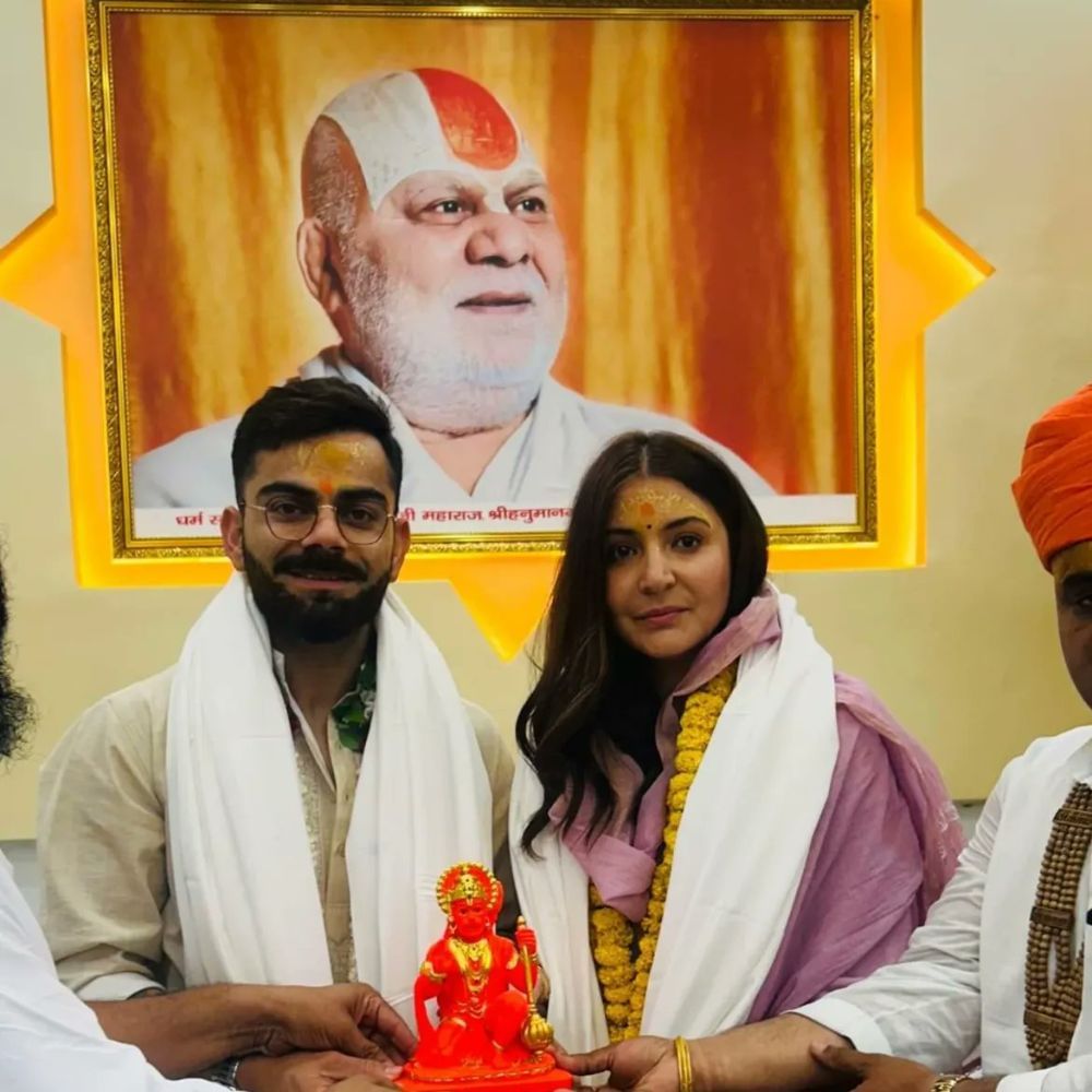 শুধু গলাতে মালাই নয়, বিরাট কোহলি ও অনুষ্কা শর্মার কপালে পুজোর পর তিলক কেটে দেন পুরোহিত। পরে তাঁদের হাতে বজরংবলীর একটি মূর্তি তুলে দেন মন্দিরের দুই পুজারী।