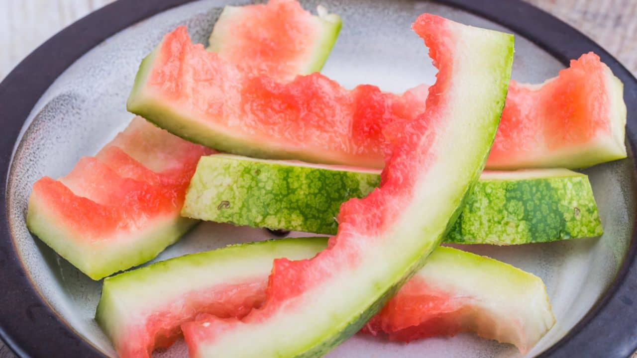 তরমুজের খোসা ফেলে না দিয়ে কাজে লাগান এভাবে, শরীরে ঘটবে মিনিটেই ম্যাজিক