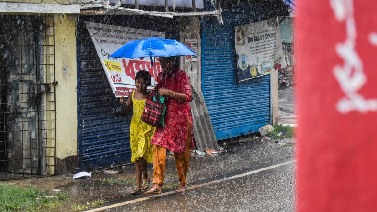 Weather Update Toady: সরছে নিম্নচাপ, তবে কমবে না দুর্ভোগ! বৃষ্টি নয় এবার আরও বড় বিপত্তি