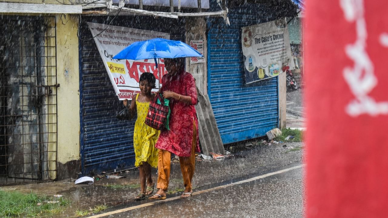 Weather Update Toady: সরছে নিম্নচাপ, তবে কমবে না দুর্ভোগ! বৃষ্টি নয় এবার আরও বড় বিপত্তি Weather Update Toady: সরছে নিম্নচাপ, তবে কমবে না দুর্ভোগ! বৃষ্টি নয় এবার আরও বড় বিপত্তি