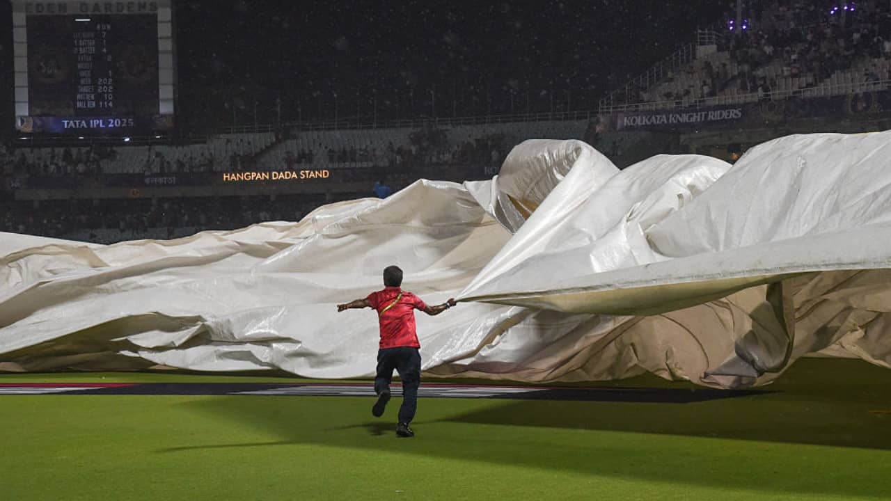 Weather Update: ঘূর্ণাবর্ত-নিম্নচাপ ভাই-ভাই! যত কাণ্ড বাংলাদেশ-ওড়িশার আকাশে, কিন্তু কেন এত বৃষ্টি বাংলায়?