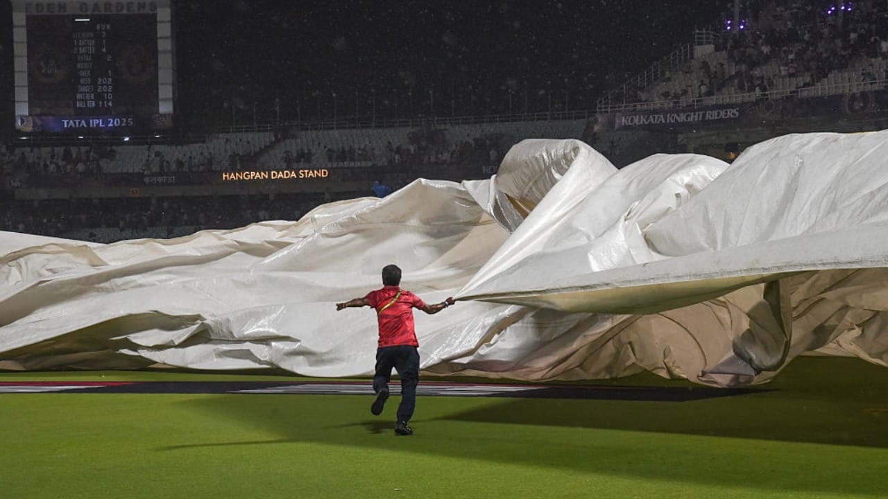 Weather Update: ঘূর্ণাবর্ত-নিম্নচাপ ভাই-ভাই! যত কাণ্ড বাংলাদেশ-ওড়িশার আকাশে, কিন্তু কেন এত বৃষ্টি বাংলায়? Weather Update: ঘূর্ণাবর্ত-নিম্নচাপ ভাই-ভাই! যত কাণ্ড বাংলাদেশ-ওড়িশার আকাশে, কিন্তু কেন এত বৃষ্টি বাংলায়?