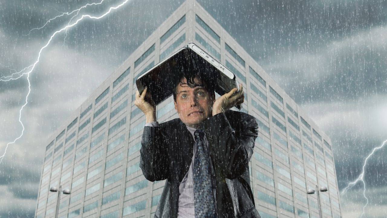 Laptop care Tips: হঠাৎ বৃষ্টিতে অফিসের ল্যাপটপ ভিজে গেলে কী করবেন?