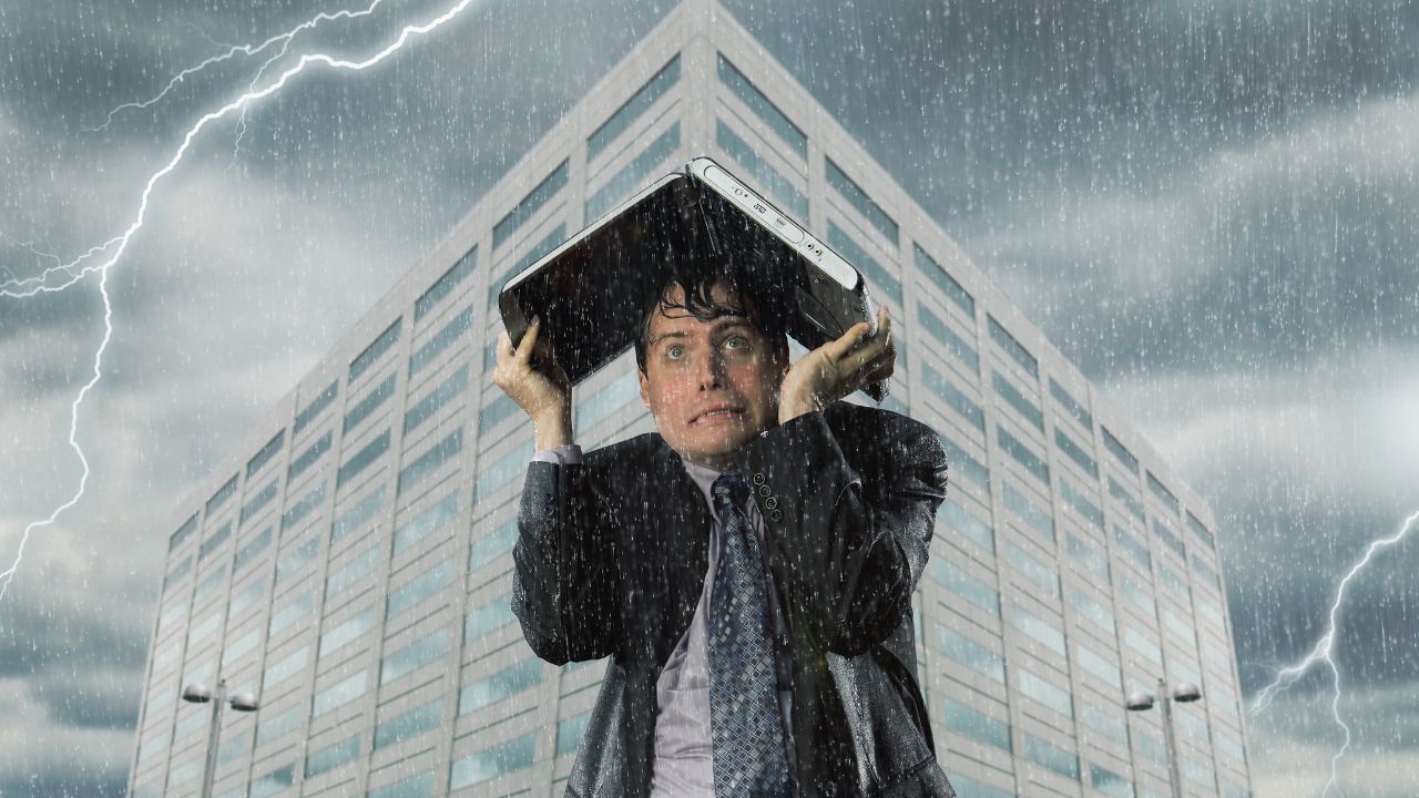 Laptop care Tips: হঠাৎ বৃষ্টিতে অফিসের ল্যাপটপ ভিজে গেলে কী করবেন?