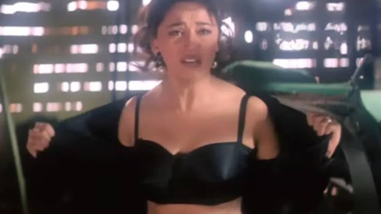 মাধুরীকে ব্লাউজ খোলার নির্দেশ, শর্ত শুনেই কী করে বসেন নায়িকা