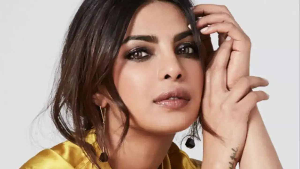 নিককে দেখেই অন্তর্বাস ছোড়েন এক মহিলা, পাশে দাঁড়িয়ে প্রিয়াঙ্কা এ কী করে বসেন? নিককে দেখেই অন্তর্বাস ছোড়েন এক মহিলা, পাশে দাঁড়িয়ে প্রিয়াঙ্কা এ কী করে বসেন?