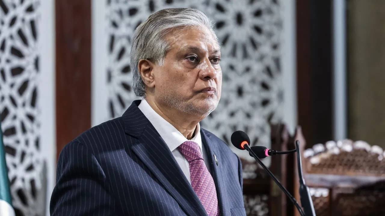Pakistan: গল্পের গরু গাছে নয়, আকাশে ওড়ে- প্রমাণ করলেন পাক বিদেশমন্ত্রী