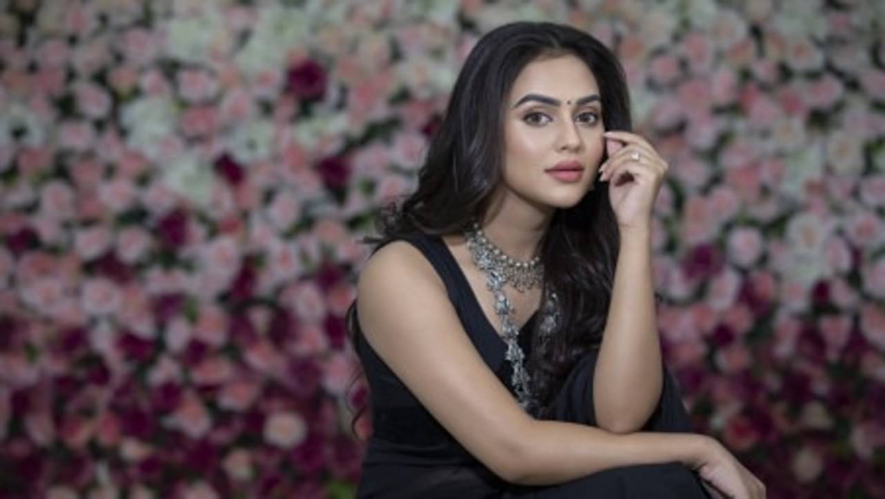 খুনের চেষ্টা! বিমানবন্দর থেকে আটক বাংলাদেশের নায়িকা নুসরত