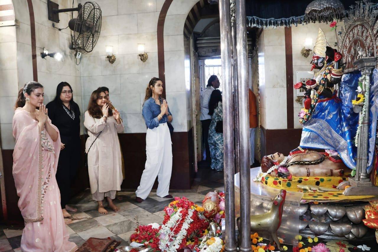 কলকাতায় এসে দক্ষিণেশ্বর মন্দিরে কাজল, কোন সুখবর অপেক্ষায়?