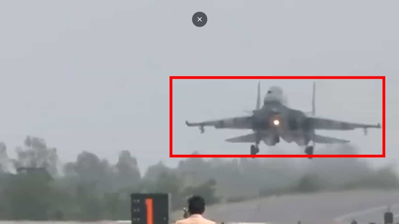 Indian Air Force: জাতীয় সড়কেই নেমে পড়ল রাফাল, সুখোইরা! তবে কি যুদ্ধ 'শুরু' ভারতের? Indian Air Force: জাতীয় সড়কেই নেমে পড়ল রাফাল, সুখোইরা! তবে কি যুদ্ধ 'শুরু' ভারতের?