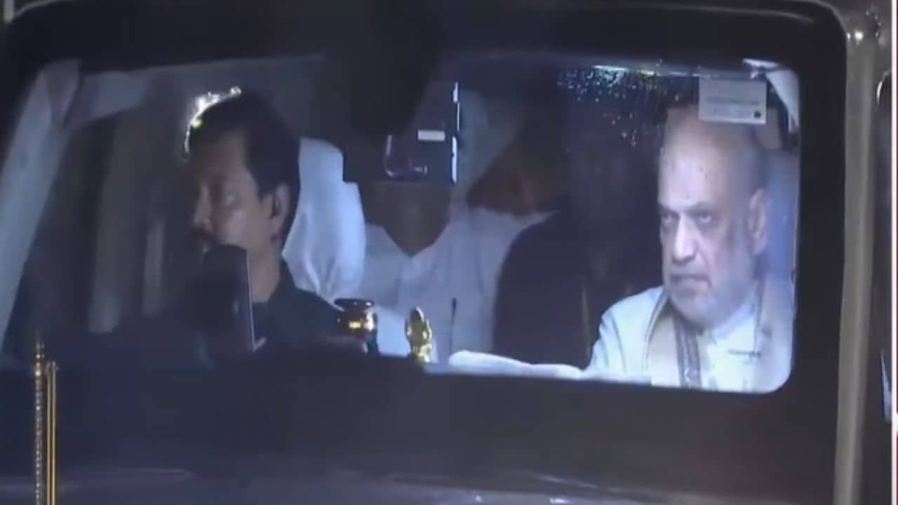 Amit Shah: বৃষ্টিস্নাত কলকাতায় পা শাহের! স্বাগত জানাতে গেলেন সুকান্ত-শুভেন্দু, হদিশ মিলল না দিলীপের