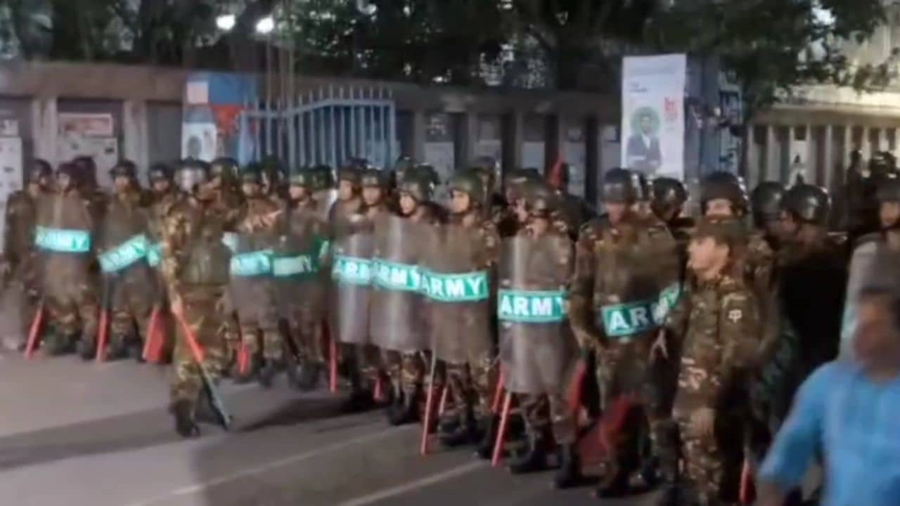 Bangladesh: ভারী বুটের গর্জন, লাঠিসোঁটা-বন্দুক নিয়ে ঢাকা প্রেস ক্লাব ঘিরে ফেলল সেনা! কী হচ্ছে সেখানে?