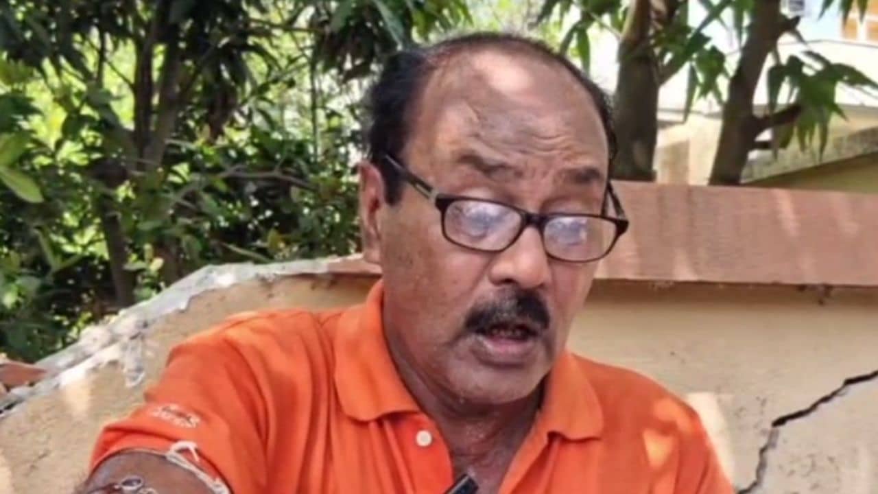 Bankura: দখল করা জমি ছাড়বে, পুরসভার সঙ্গে তুমুল ঝগড়া চন্দনের